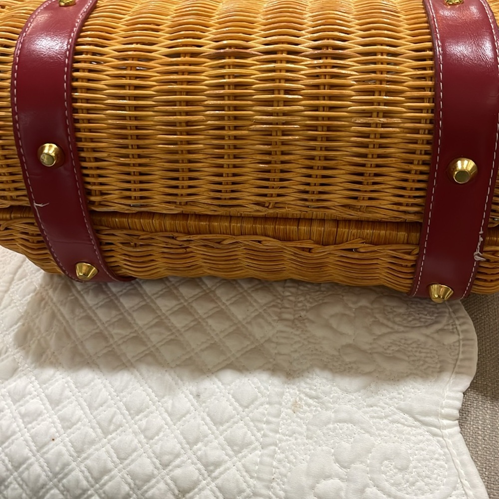 Just a cute straw bag with red leather accents... Fun for fall!๐๐๐ - Picture 4 of 11